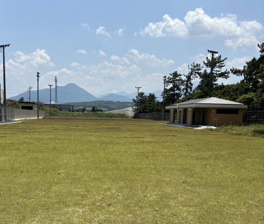 天然芝のスポーツ広場と大山
