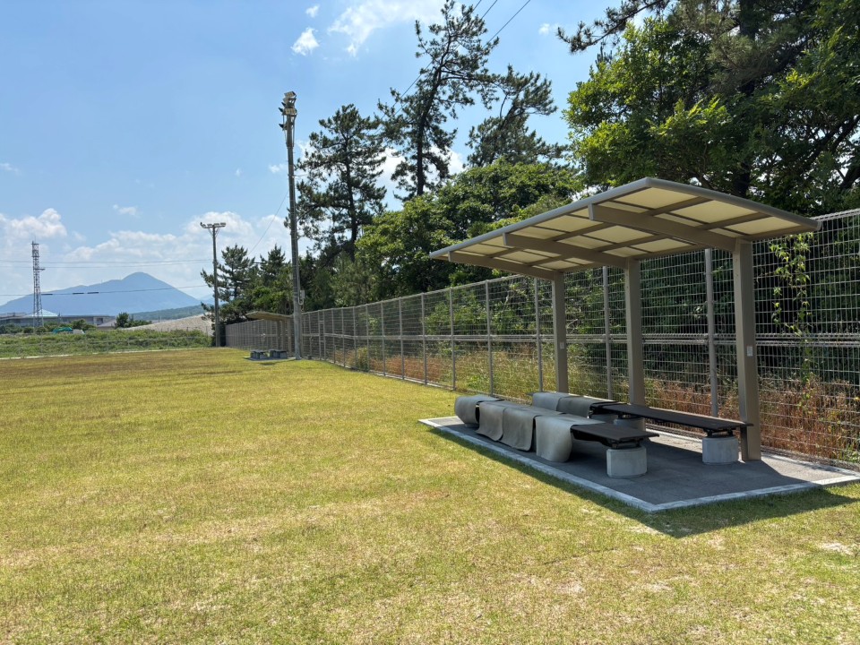 照明灯のある芝生広場