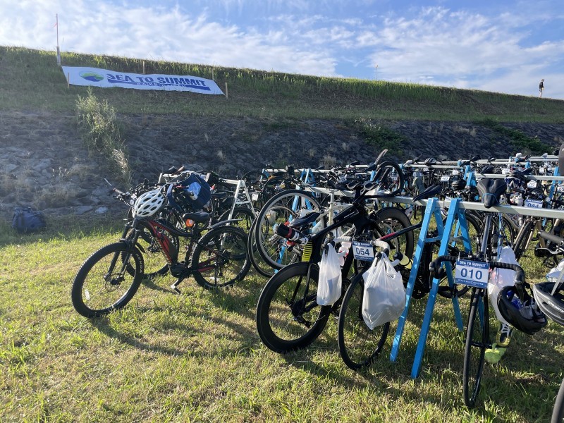 スタート地点に並ぶ参加者の自転車