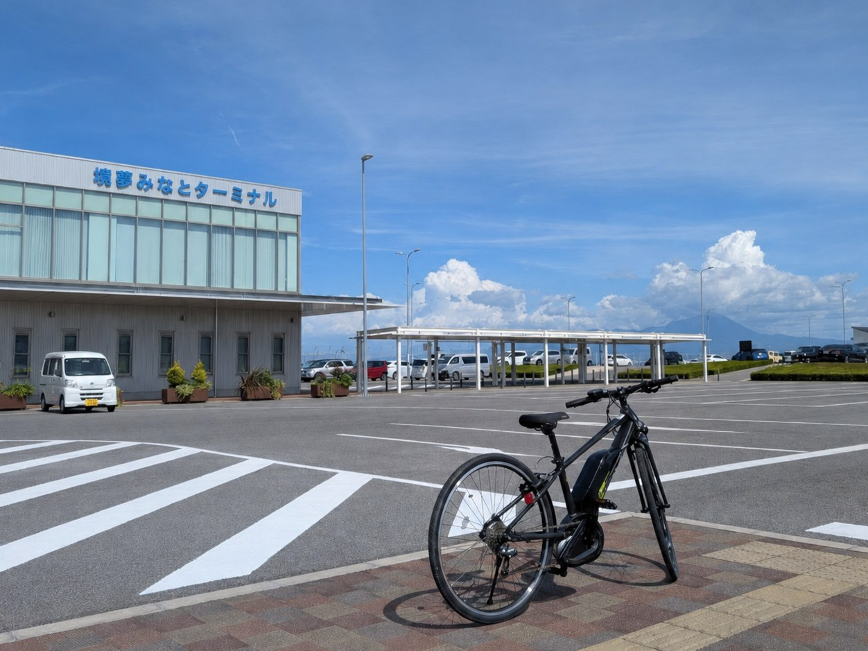 境夢みなとターミナル前の広場に停めた電動アシスト自転車