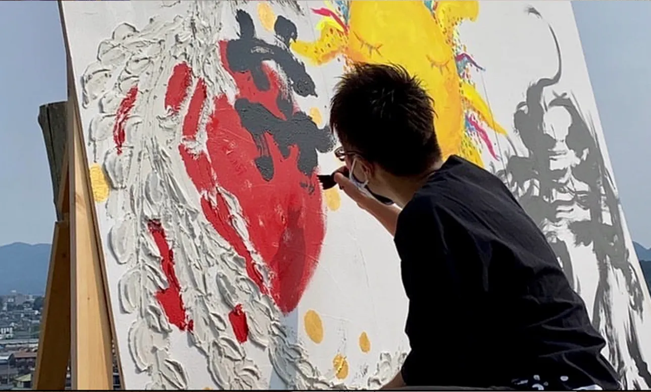 一枚一枚、丁寧に書き上げる